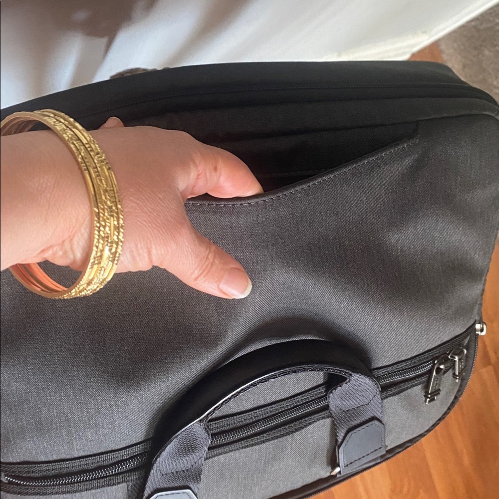 🖤😎TUMI Alpha Bravo Albany Slim Commuter Briefcase
- Black and Charcoal ♠️ - Picture 15 of 17